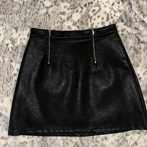 SIZE L ZARA PLEATHER SKIRT